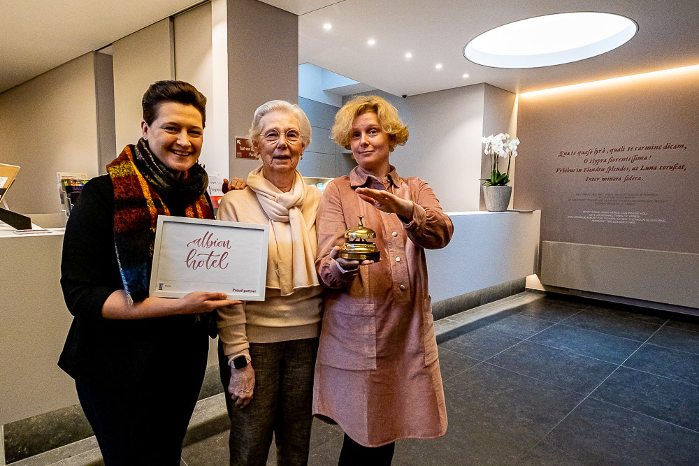 Daphne, Mama Chris en Ruth van het Albion Hotel