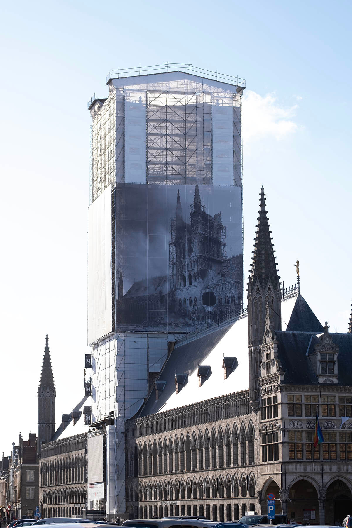 Het belfort is volledig ingepakt.