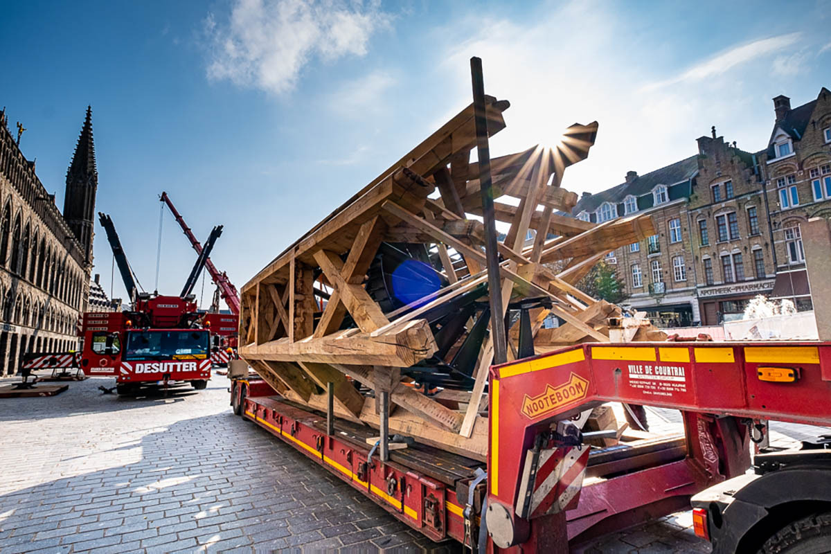 De lantaarn wordt op de Grote Markt gebracht.