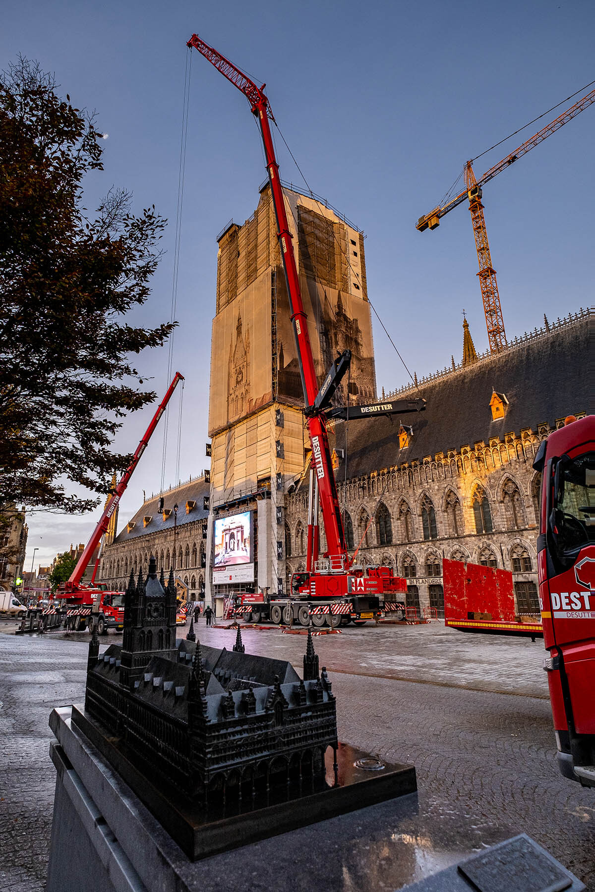 Grote kranen op de Grote Markt