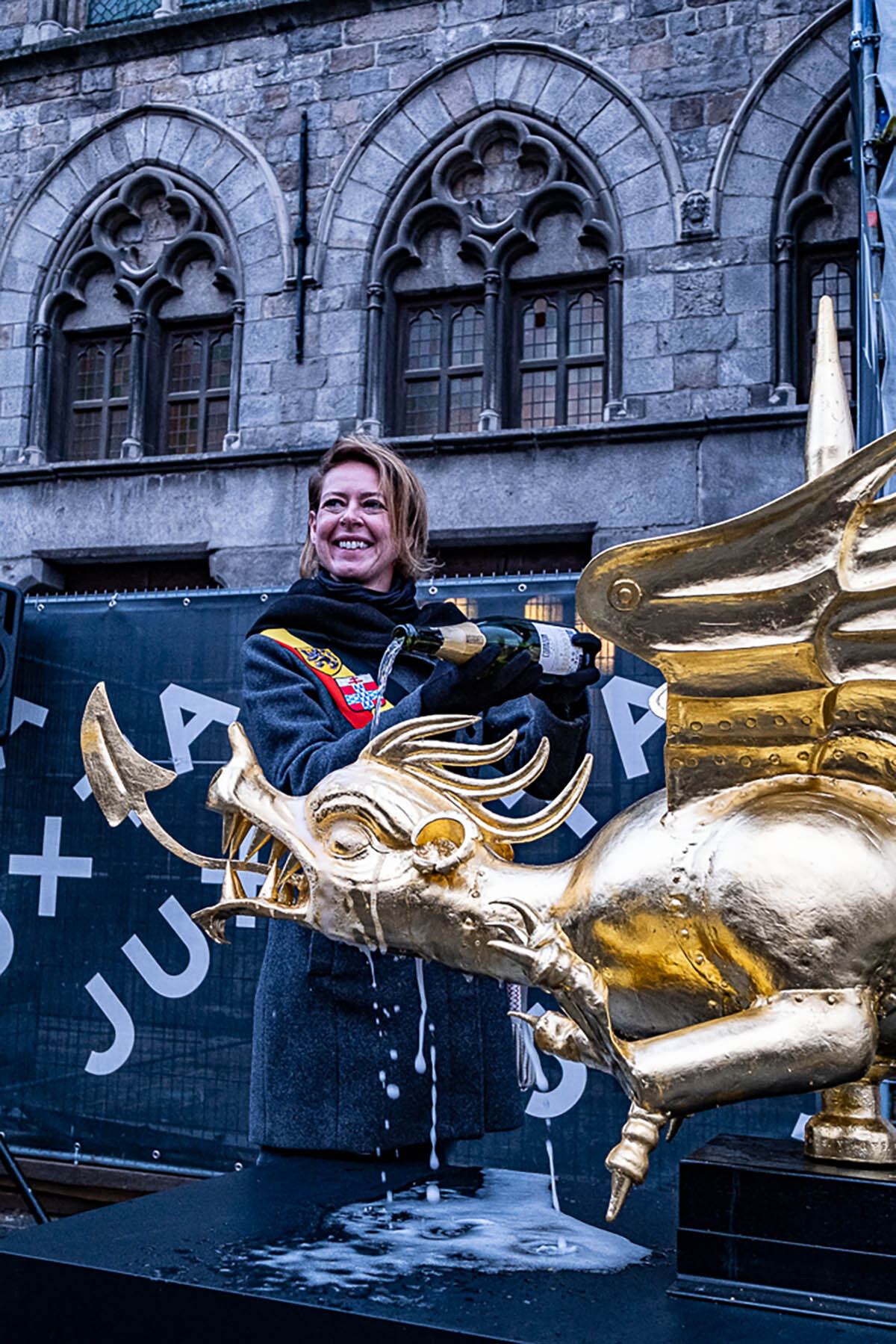 Draak Margriet wordt gedoopt.