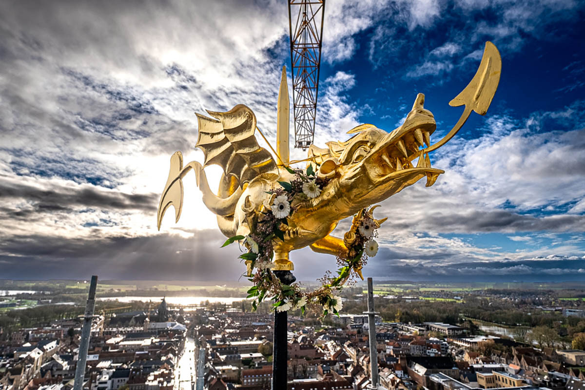 Draak Margriet waakt over Ieper.
