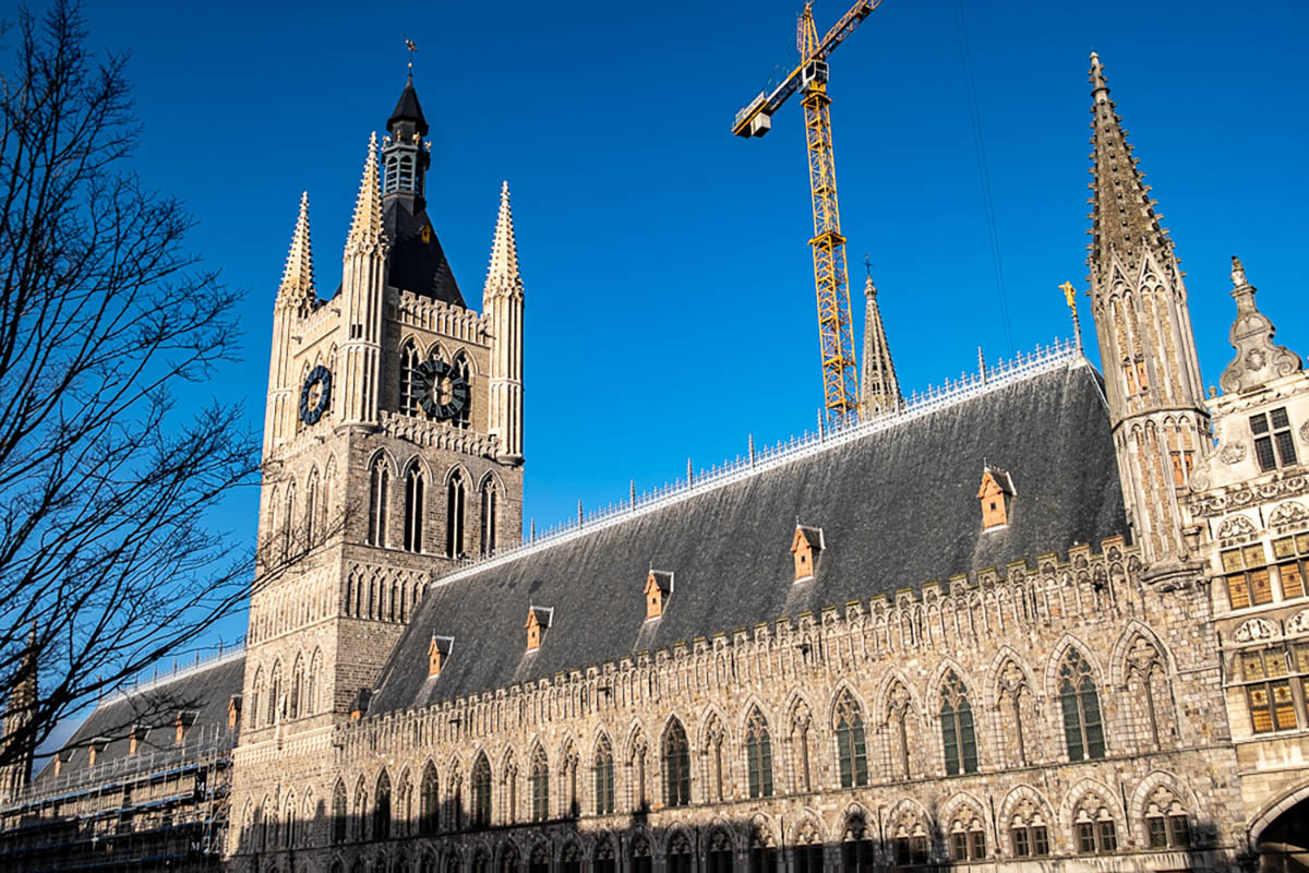 De restauratie van het belfort is duidelijk te zien.