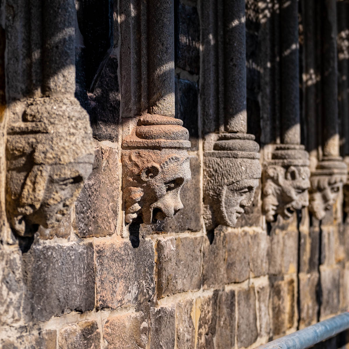 Figuren op de Lakenhallen