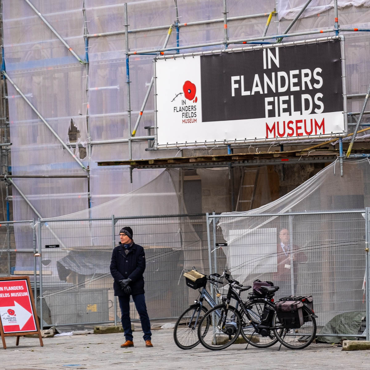 De ingang van het IFFM verdwijnt in de stellingen