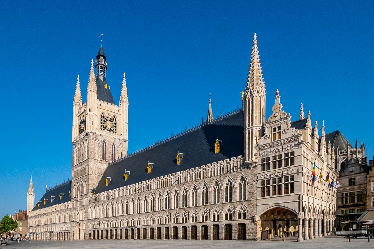 De gerestaureerde Lakenhallen