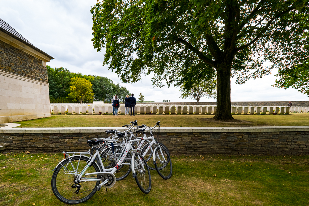 bezoek een van de vele begraafplaatsen in Flanders Fields