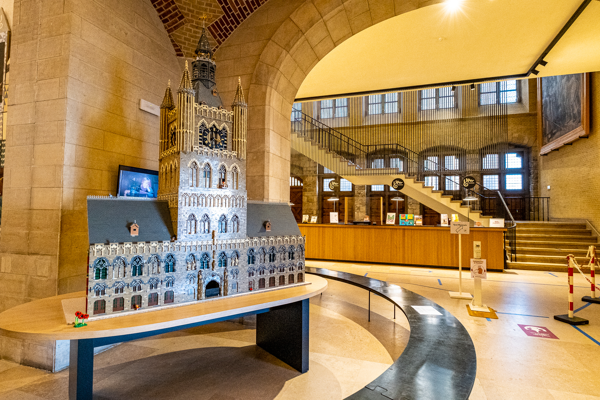 Ingang Yper Museum met LEGO Lakenhallen