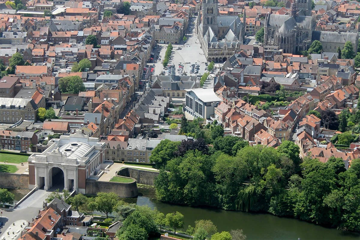 Helicopter view boven de Menenpoort