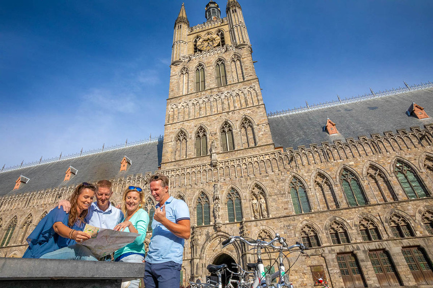 Start bij de Grote Markt, aan de Lakenhallen
