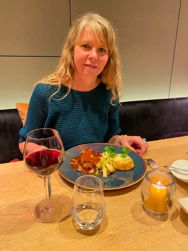 Gundi geniet van het lekkere eten