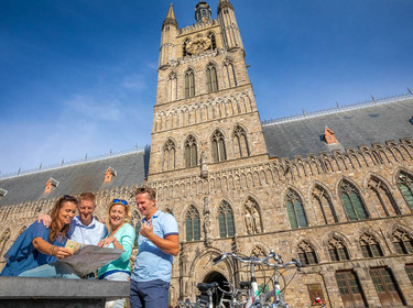 Start bij de Grote Markt, aan de Lakenhallen
