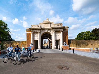 Fietsen bij de Menenpoort