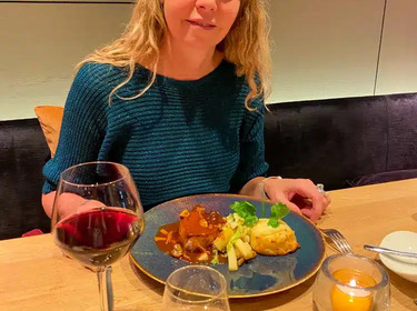Gundi geniet van het lekkere eten