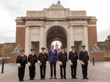 Klaroeners aan de Menenpoort