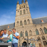 Start bij de Grote Markt, aan de Lakenhallen