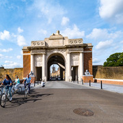 Fietsen bij de Menenpoort
